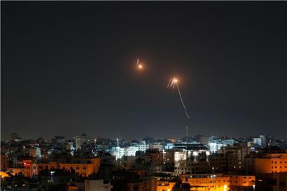 Lichtstreifen vom israelischen Luftabwehrsystem Iron Dome, das feindliche Raketen abgefangen hat
