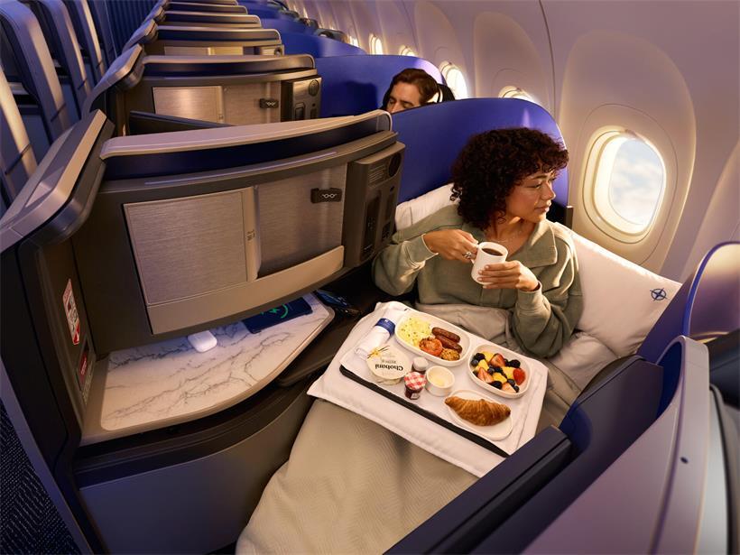 Von Luxemburg direkt zum Big Apple: United startet ab April 2027 Direktflug vom Findel „Lie-flat“, United-Airlines-Interpretation: Die Flachlieg-Sitze in der Business-Class sind ums Eck gebaut. Wer nicht den ganzen Flug über durchs Fenster schaut, wird sie dennoch bequemer als die Holzklasse finden.