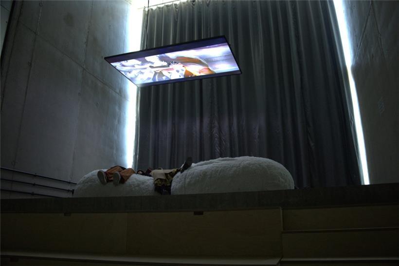 Liegend die Künstlerproduktion erleben