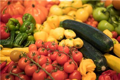 Liegt der Fokus der Ernährung zu sehr auf tierischen Produkten, kann es zu Übersäuerung kommen. Viel Gemüse wie Paprika, Zucchini und Tomaten kann dabei Abhilfe schaffen.
