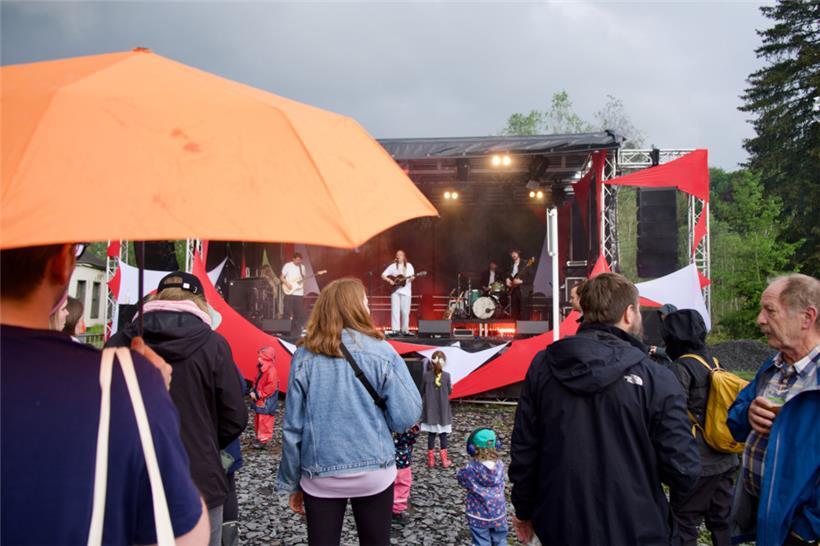 Ließ sich vom Regen nicht in die Flucht schlagen: das „Koll“-Publikum