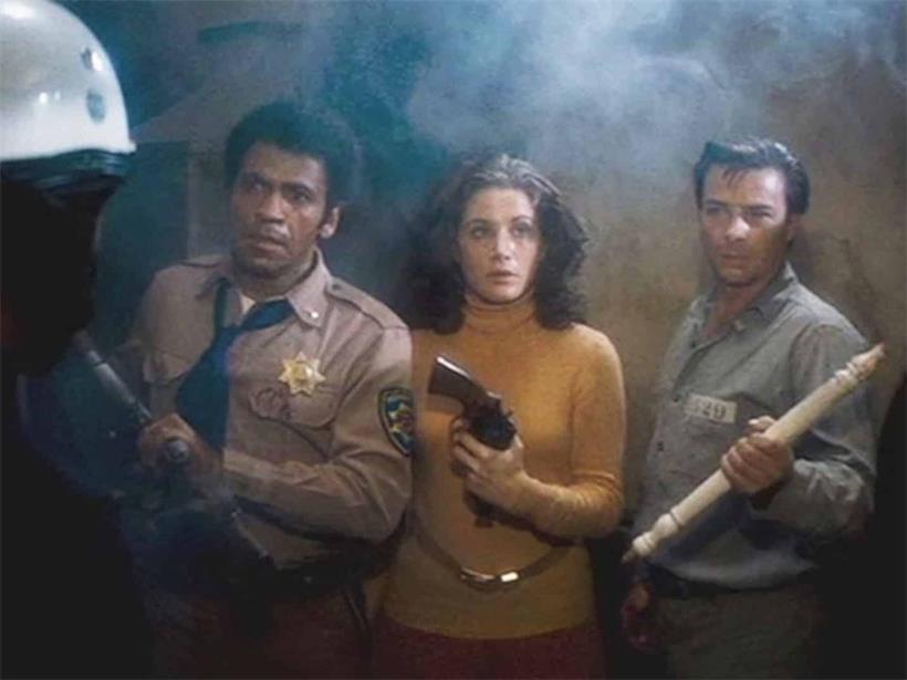 Lieutenant Ethan Bishop, Sekretärin Leigh und Napoleon Wilston in spannender Filmszene zusammenstehend