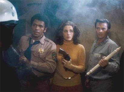 Lieutenant Ethan Bishop, Sekretärin Leigh und Napoleon Wilston in spannender Filmszene zusammenstehend