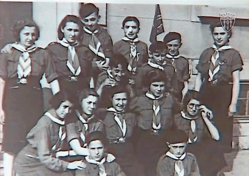 Lily (stehend, links) mit ihrer Jugendgruppe der Hanoar Hatzioni. Neben ihr überlebte wahrscheinlich von dieser Gruppe nur noch Hilda Gryc (stehend, rechts)
