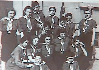 Lily (stehend, links) mit ihrer Jugendgruppe der Hanoar Hatzioni. Neben ihr überlebte wahrscheinlich von dieser Gruppe nur noch Hilda Gryc (stehend, rechts)

