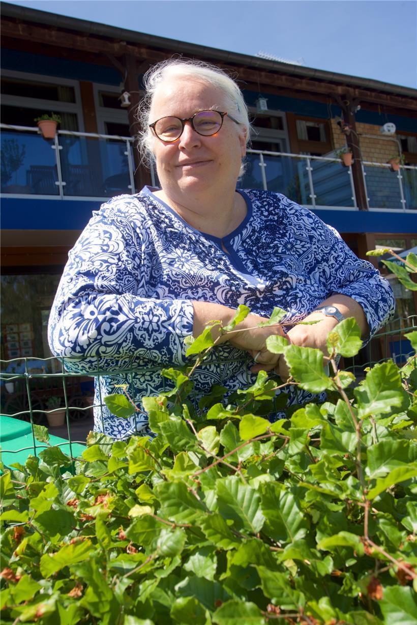 Linda Gedink (55) auf der Außenterrasse des Campings: Vorerst gibt es nur Geträn...