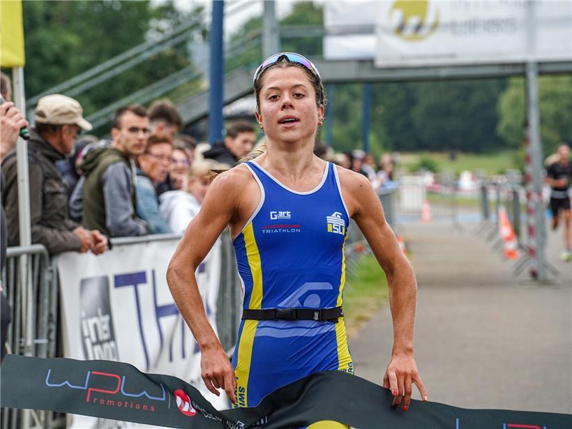 Porträt von Linda Krombach, aufstrebendes Talent im Bereich Kunst und Kultur, lächelnd vor neutralem Hintergrund