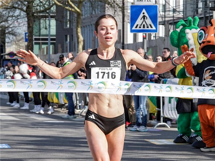 Linda Krombach läuft neuen Streckenrekord bei Laufwettbewerb, sportliche Höchstleistung und Erfolg im Ausdauersport