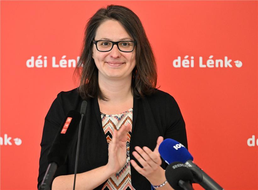 Carole Thoma, linke Politikerin und Gewerkschafterin, spricht auf einer politischen Veranstaltung