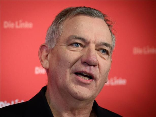 Jan van Aken, Vorsitzender von Linke.N, in formeller Kleidung vor neutralem Hintergrund