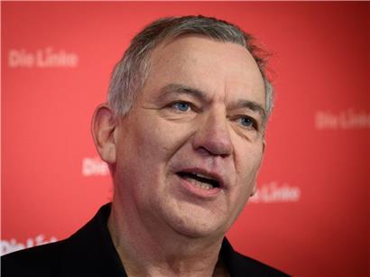 Jan van Aken, Vorsitzender von Linke.N, in formeller Kleidung vor neutralem Hintergrund