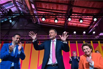 Links applaudiert FDP-Generalsekretär Bijan Djir-Sarai, rechts die stellvertretende Parteivorsitzende Nicola Beer und in der Mitte mimt Christian Lindner den Bescheidenen
