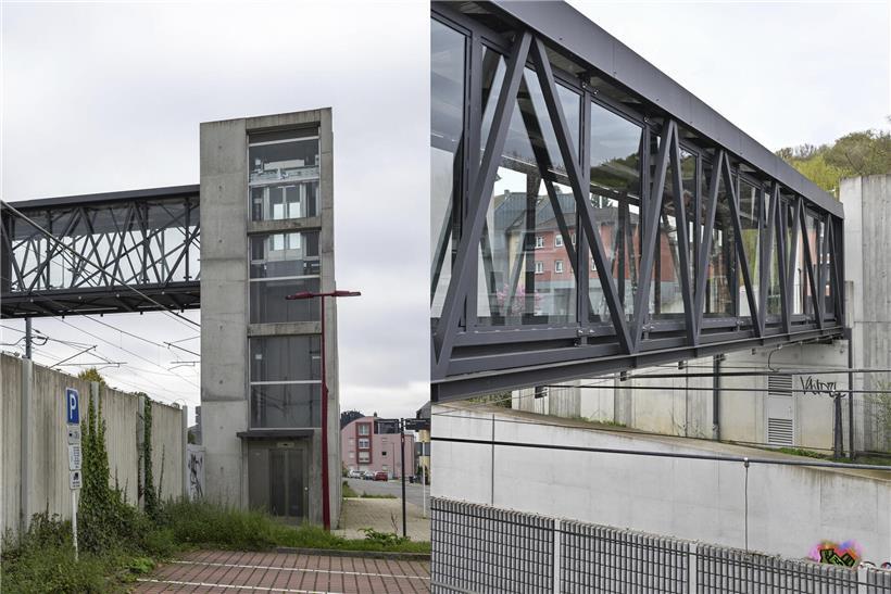 Alte Brücke links und moderne neue Brücke rechts über einem Fluss bei klarem Himmel