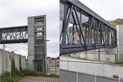 Alte Brücke links und moderne neue Brücke rechts über einem Fluss bei klarem Himmel