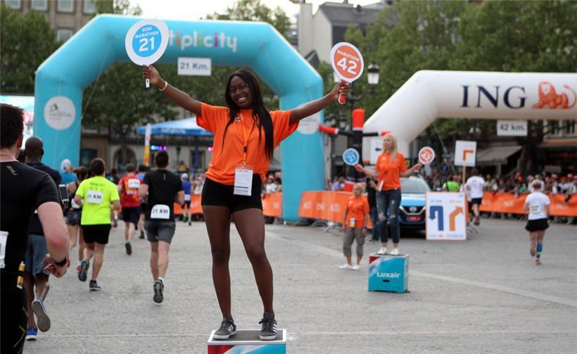 Links oder rechts? Diesmal trennt sich der Weg der beiden Strecken wegen der Bauarbeiten nicht mehr auf dem Knuedler, sondern auf der place d’Armes.
