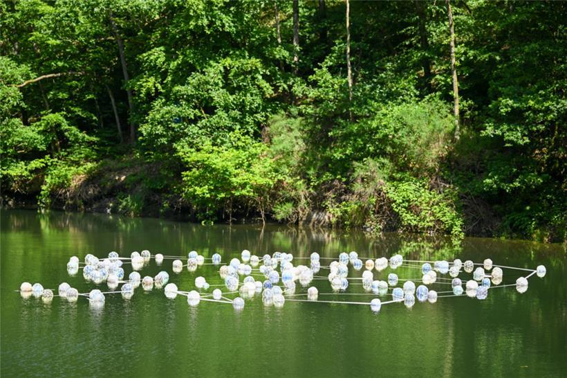 L’installation „Constellations flottantes“ de Mathilde Caillou
