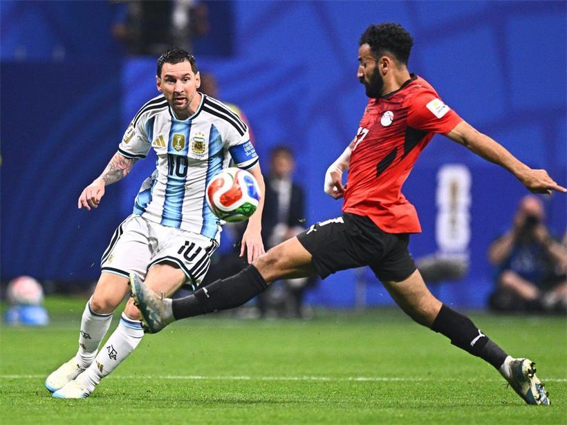 Lionel Messi und Mohanad Lasheen im intensiven Zweikampf um den Ball bei internationalem Fußballspiel