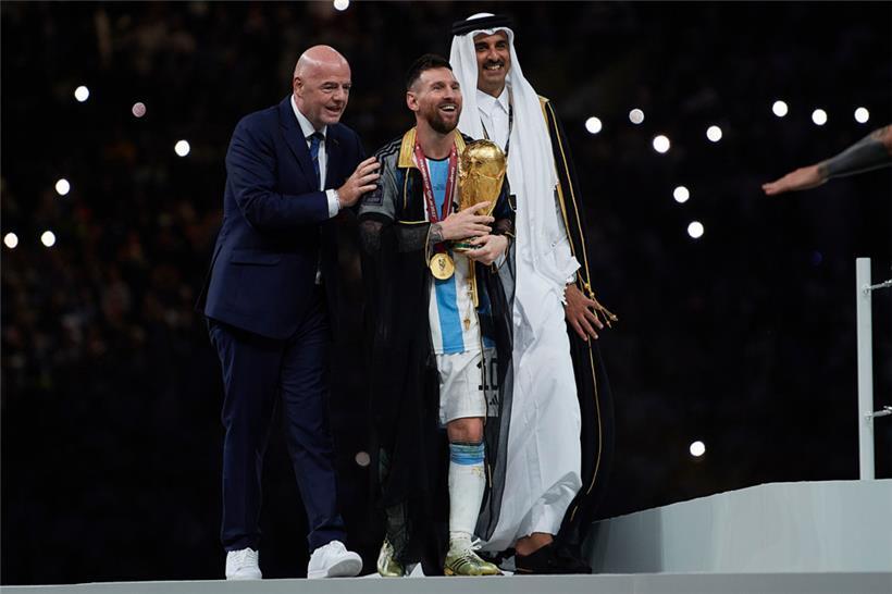 Lionel Messi feierte den Weltmeister-Titel in einem arabischen Gewand
