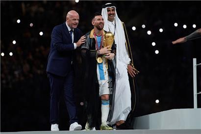 Lionel Messi feierte den Weltmeister-Titel in einem arabischen Gewand
