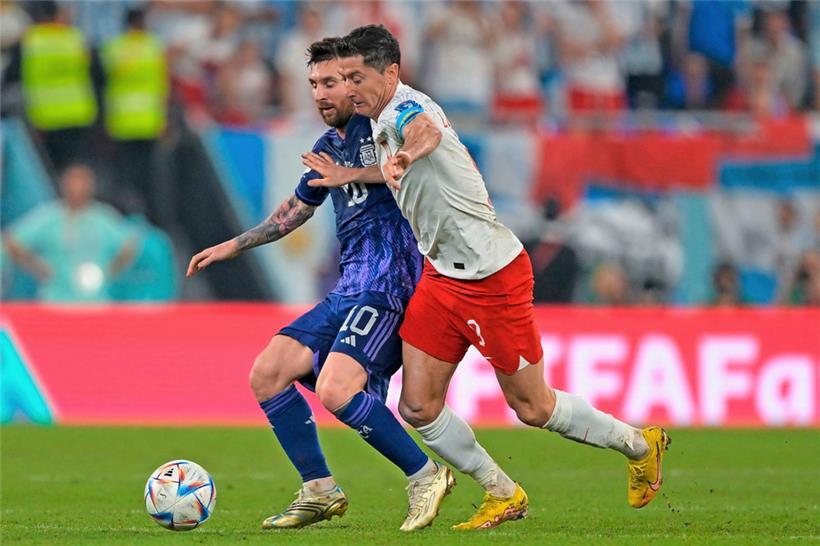 Lionel Messi (l.) und Robert Lewandowski dürfen sich beide über den Einzug in die nächste Runde freuen
