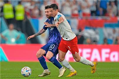 Lionel Messi (l.) und Robert Lewandowski dürfen sich beide über den Einzug in die nächste Runde freuen
