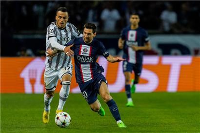 Lionel Messi (r.) von Paris Saint-Germain gegen Filip Kostic von Juventus Turin
