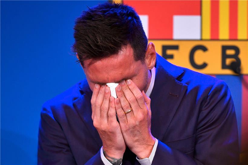 Lionel Messi weint zu Beginn einer Pressekonferenz im Camp Nou Stadion
