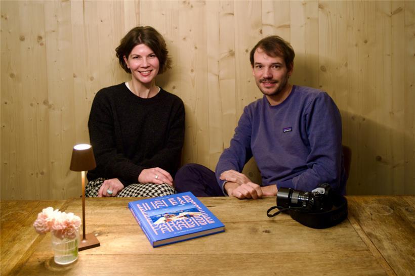 Lis Kayser (l.) und Laurent Sturm (r.) mit ihrem Buch „Nuclear Paradise“
