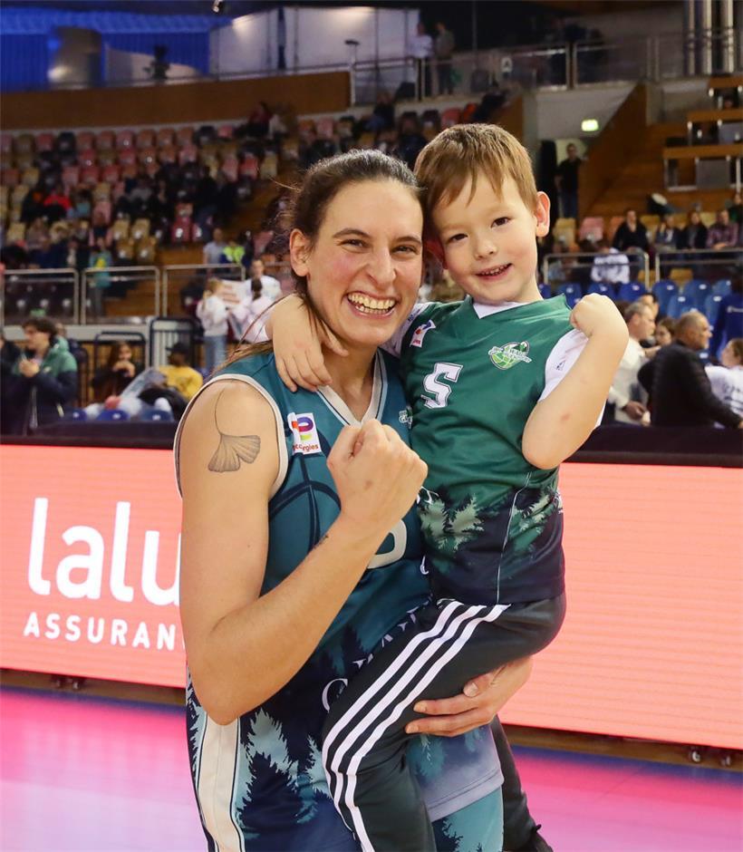 Lisy Hetting feiert ihren ersten Pokalsieg mit Sohn Leo
