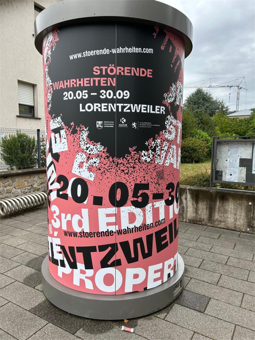 Litfaßsäule als Wegweiser für „Störende Wahrheiten“
