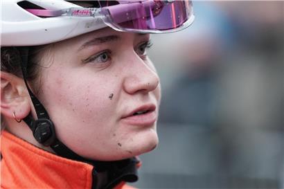 Liv Wenzel beim Start in die Straßensaison mit erfolgreichem Rennrad und sportlicher Radbekleidung