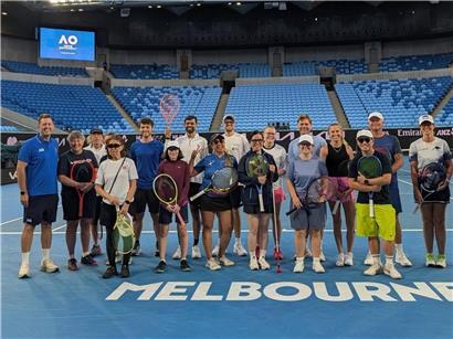 Liz Conzemius bei der Premiere des Blindentennis-Events in Melbourne, erste Reihe, zweite von links