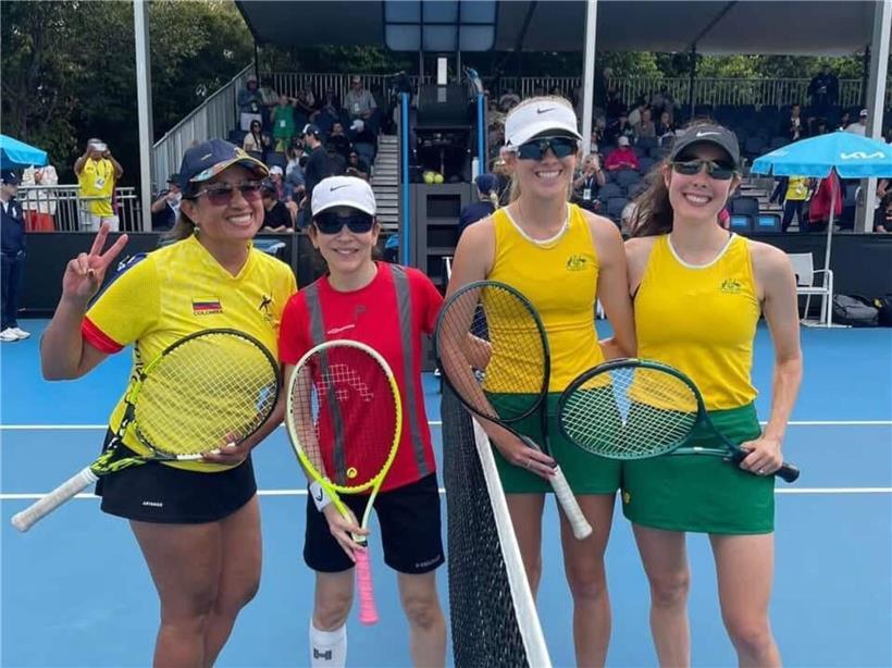 Liz Conzemius in rotem Trikot beim Damendoppel mit kolumbianischer Partnerin Nathalia Benavides beim Tennisturnier