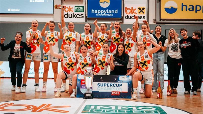 Liz Irthum (Nr. 8) und ihre Teamkolleginnen durften den zweiten Titel der Saison feiern
