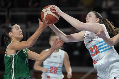 Liz Irthum rechts beim Tennismatch, mögliche fünfte Titelverteidigung in Österreich am Donnerstag