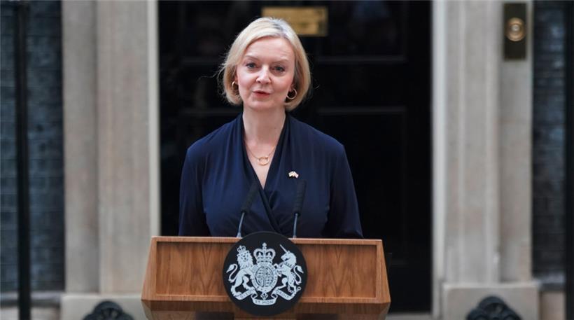 Liz Truss, Premierministerin von Großbritannien, gibt vor der 10 Downing Street eine Erklärung ab, in der sie ihren Rücktritt als Premierministerin bekannt gibt
