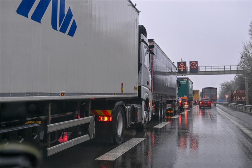 Lkw dürfen für einige Monate auch sonntags durch Luxemburg brettern – zumindest die, die an der Bewältigung der Folgen des Unfalls an der Schleuse Müden beteiligt sind
