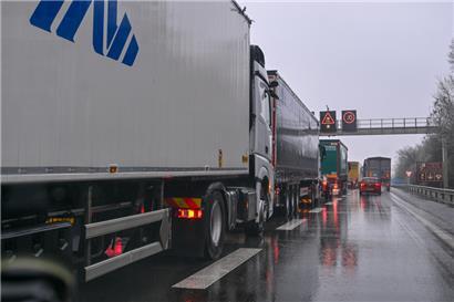 Lkw dürfen für einige Monate auch sonntags durch Luxemburg brettern – zumindest die, die an der Bewältigung der Folgen des Unfalls an der Schleuse Müden beteiligt sind

