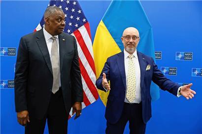 Lloyd Austin, Verteidigungsminister der USA, und Oleksij Resnikow, Verteidigungsminister der Ukraine, vor dem NATO-Treffen in Brüssel
