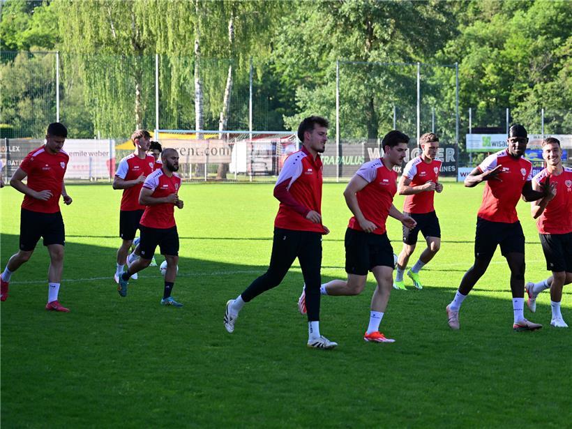 Stürmer Frederick Kyereh und Mario Brkljaca posieren locker beim Fußballtraining am Dienstag