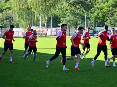 Stürmer Frederick Kyereh und Mario Brkljaca posieren locker beim Fußballtraining am Dienstag
