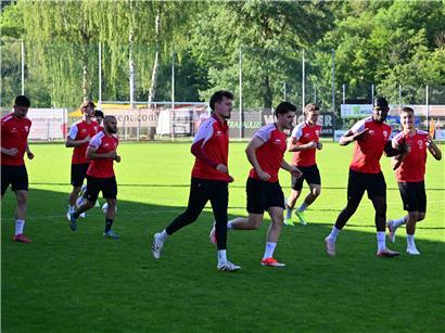 Stürmer Frederick Kyereh und Mario Brkljaca posieren locker beim Fußballtraining am Dienstag