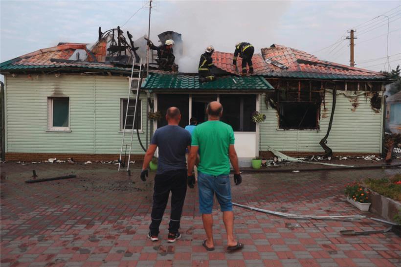 Löscharbeiten nach einem Raketeneinschlag in einem Kiewer Vorort
