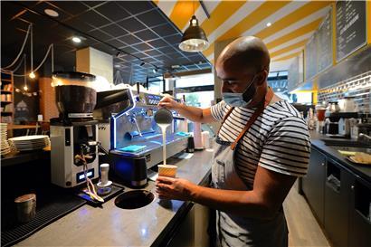 Lohnabhängige und Selbstständige aus dem Hotel-, Restaurant- und Gaststättengewerbe sind am stärksten von Einkommensverlusten betroffen

