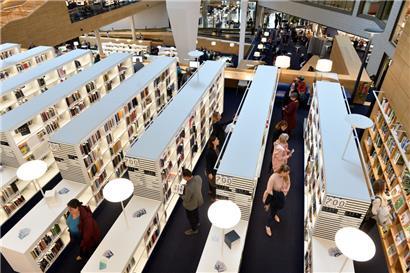 Loin de rendre inutile la salle de lecture, l’offre numérique permet d’atteindre un nombre encore plus grand d’usagers

