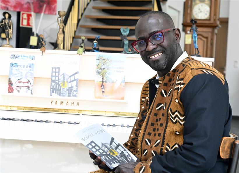 Lokalbetreiber Jean Dib Ndour ist stolz auf sein neues Café
