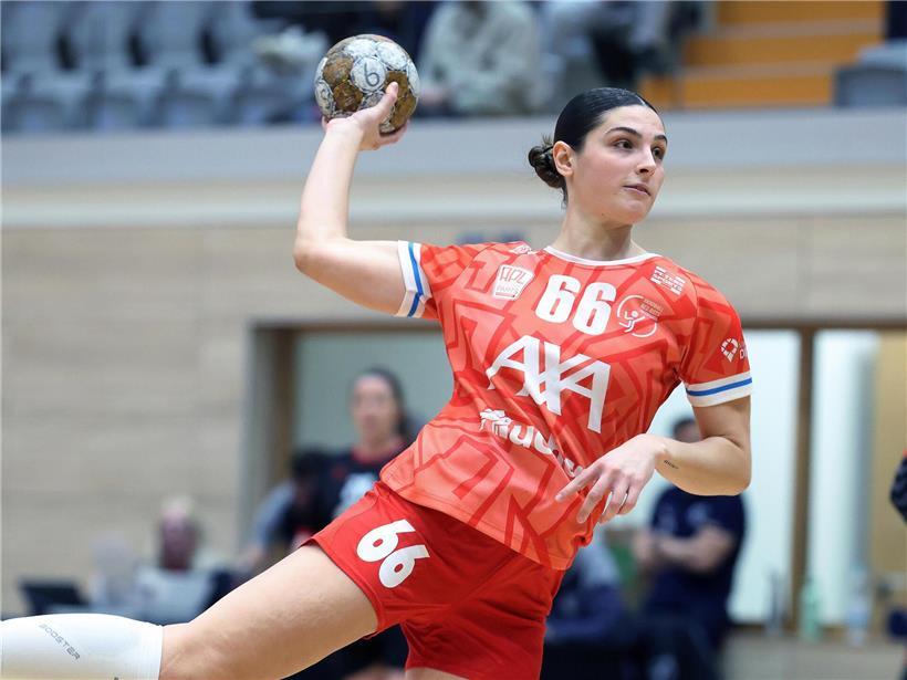 Porträt von Lola Scheuren, deutsche Künstlerin und Malerin, lächelnd vor neutralem Hintergrund