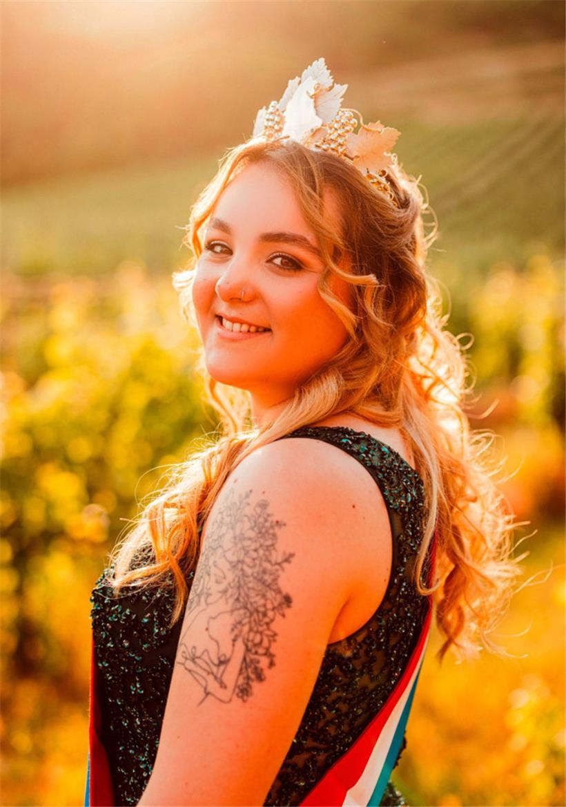 Loredana Belli übernimmt das Amt der Luxemburger Weinkönigin von ihrer Vorgängerin Zoe Schoeben
