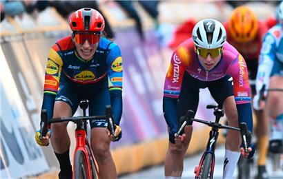 Lorena Wiebes (r.) hat mit drei Etappensiegen zum dritten Mal das London Classique gewonnen
