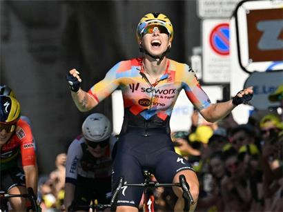 Lorena Wiebes vom Team SD Worx-Protime jubelt, als sie am 1. August 2026 die Ziellinie überquert